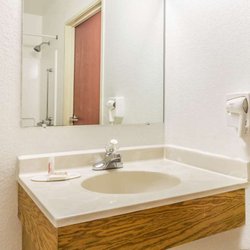 Super 8 by Wyndham Greeley - Bathroom