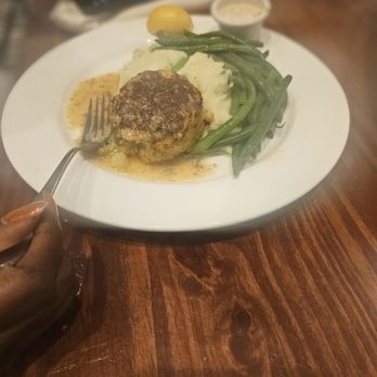 Atlanta Fish Market - Crabcakes, with mash potatoes and string beans (my colleague's meal) - Seafood Near Me - Atlanta, Georgia Atlanta Fish Market - Crabcakes, with mash potatoes and string beans (my colleague's meal) - Seafood Near Me - Atlanta, Georgia