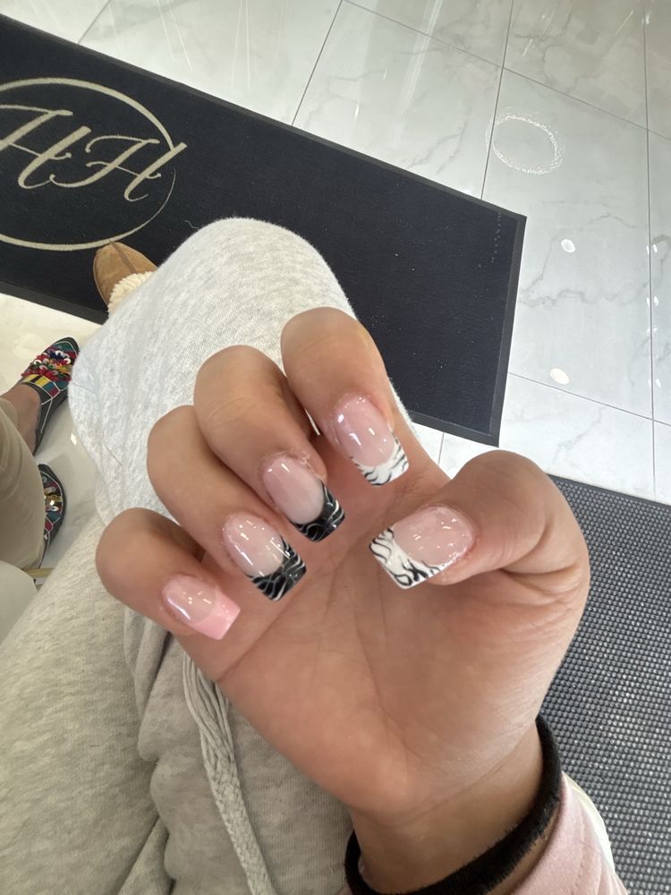 HH Nail Spa Logo