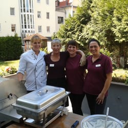 Augusta Klinik für Rheumatologie & Orthopädie - Cheföchin Frau S. serviert den Patienten der Augusta Klinik mit ihrem tollen Team ein Grillvergnügen mit Köstlichkeiten.