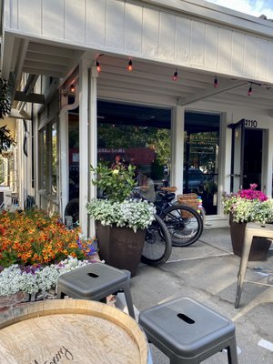 Internos Beer and Wine Bar by null