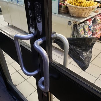 7-Eleven - Locked at 2:30 at a 24 hour 7-11 - Convenience Stores Near Me - Long Beach, California