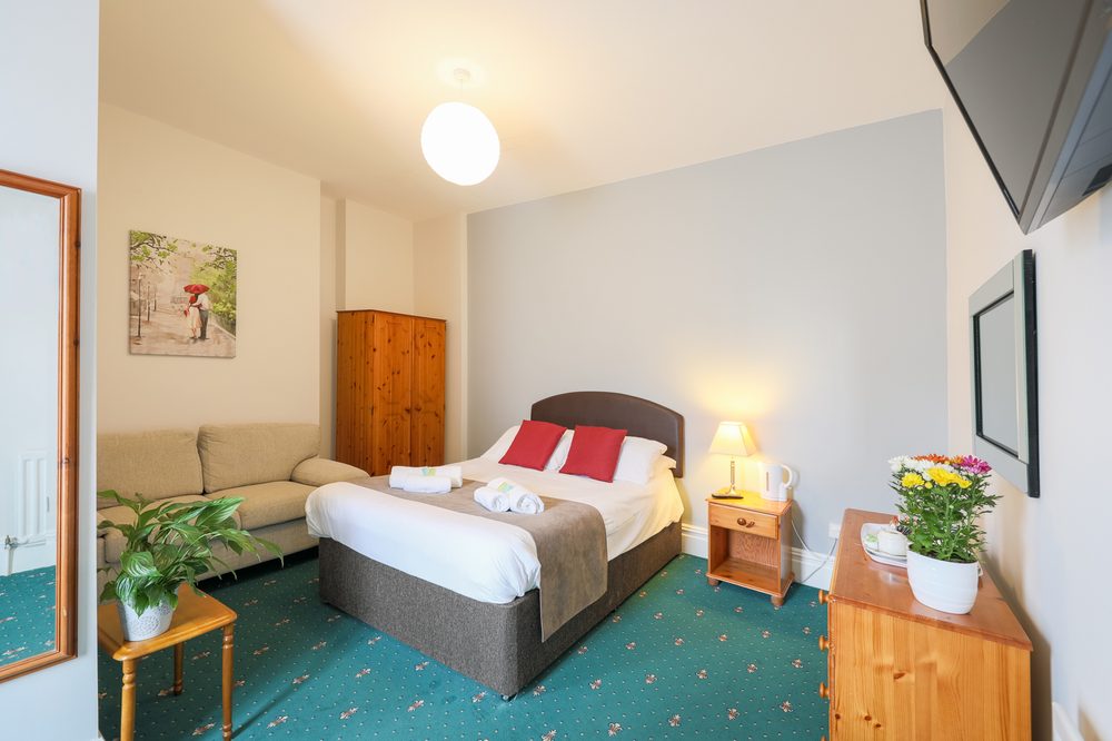 THE CLEE HOTEL Updated March 2024 24 Photos 3133 Clee Road