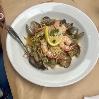 The Place - Clams e linguine fresh seasonal clams, garlic, shallots in white wine lemon buerre blanc sauce (chef suggests + prawns) - Italian Near Me - Roseville, California The Place - Clams e linguine fresh seasonal clams, garlic, shallots in white wine lemon buerre blanc sauce (chef suggests + prawns) - Italian Near Me - Roseville, California