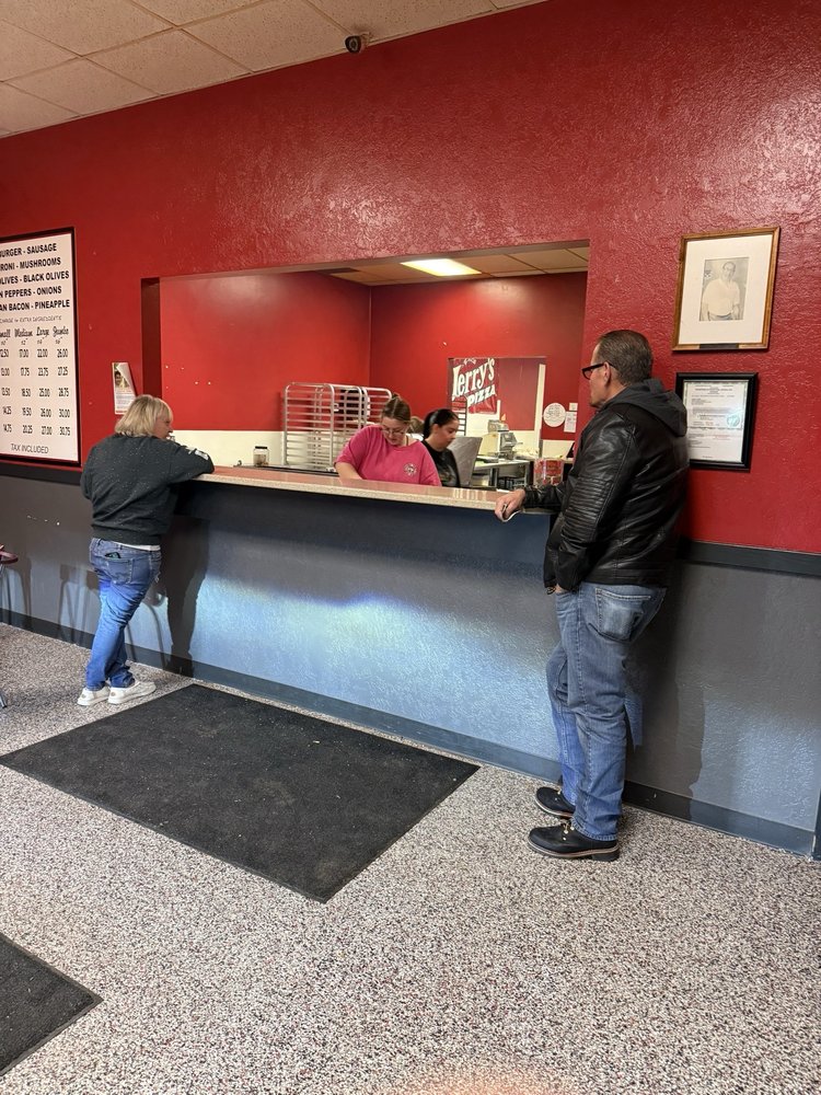Food from Jerry's Pizza