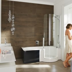 Badwerkstatt Drolshagen - Duschbadewanne ohne Barrieren mit fugenloser Rückwand von der Badwerkstatt Drolshagen und Eslohe