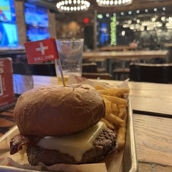Ski Inn Taphouse Hotel - Jala burger - Hotels Near Me - Sisters, Oregon Ski Inn Taphouse Hotel - Jala burger - Hotels Near Me - Sisters, Oregon