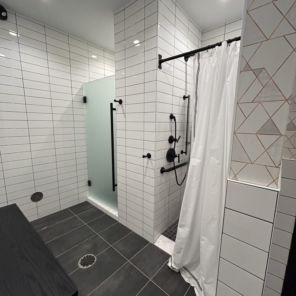 Five Iron Golf - Showers! - Sports Bars Near Me - Detroit, Michigan