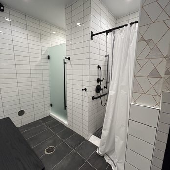 Five Iron Golf - Showers! - Sports Bars Near Me - Detroit, Michigan