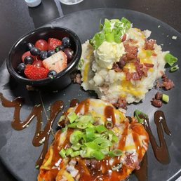 Take a river chicken, barbecue and loaded mashed potatoes, Yum Yum Take a river chicken, barbecue and loaded mashed potatoes, Yum Yum