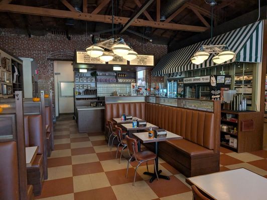 Belle's Delicatessen & Bar by null