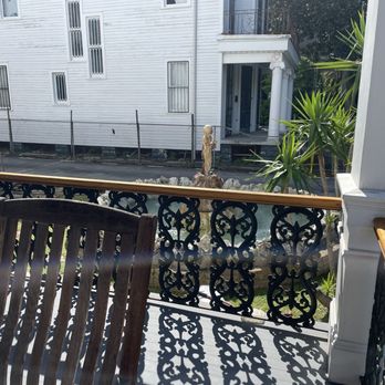Ashton's Bed and Breakfast - Exterior porch towards driveway with fountain - Bed & Breakfast Near Me - New Orleans, Louisiana Ashton's Bed and Breakfast - Exterior porch towards driveway with fountain - Bed & Breakfast Near Me - New Orleans, Louisiana