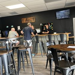 Vulture Peak Brewing - Friendly bar staff and locals