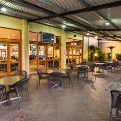 Ocean Beach Hotel - Al fresco dining at the Ocean Beach Hotel