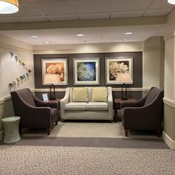 Covenant Living of Northbrook - Hall sitting area.