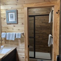 Roanoke Boutique Hotel - Peony bath