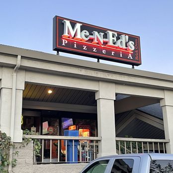 Me-n-Ed's Pizzeria - ows the front of the restaurant - Pizza Near Me - Oakhurst, California