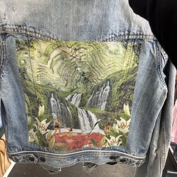 Seattle Waterfront Marketplace - Printed vintage abercrombie jacket - Public Markets Near Me - Seattle, Washington Seattle Waterfront Marketplace - Printed vintage abercrombie jacket - Public Markets Near Me - Seattle, Washington