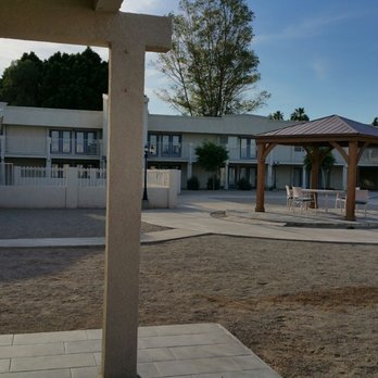 Days Inn by Wyndham Brawley - A gazebo in the middle of the courtyard also very dusty - Hotels Near Me - Brawley, California