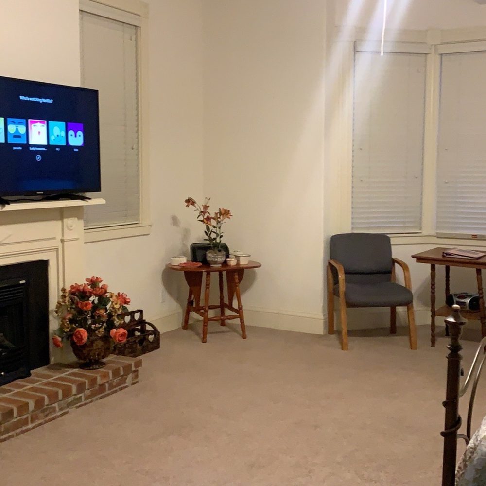 Hermann Crown Suites - Room - Hotels Near Me - Hermann, Missouri