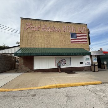 Fast Eddie's Bon Air - Side wall. To the right is the front door. To the left is the parking lot. - Dive Bars Near Me - Alton, Illinois Fast Eddie's Bon Air - Side wall. To the right is the front door. To the left is the parking lot. - Dive Bars Near Me - Alton, Illinois