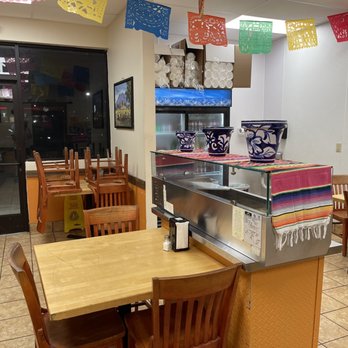 El Primo Express - a mexican restaurant with tables and chairs - Food Trucks Near Me - Jackson, Tennessee