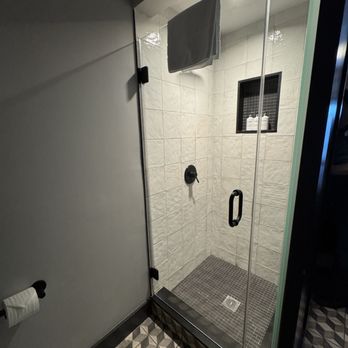 The Hotel Salem - Shower - Hotels Near Me - Salem, Massachusetts The Hotel Salem - Shower - Hotels Near Me - Salem, Massachusetts