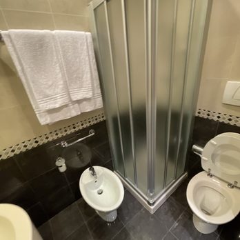 Hotel King - Other side of bathroom - Hotels Near Me - Milan, Michigan