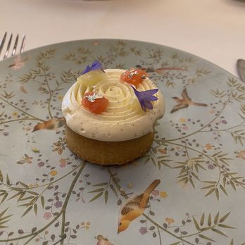Jumeirah Carlton Tower - Grapefruit tart - Hotels Near Me - London, XGL Jumeirah Carlton Tower - Grapefruit tart - Hotels Near Me - London, XGL