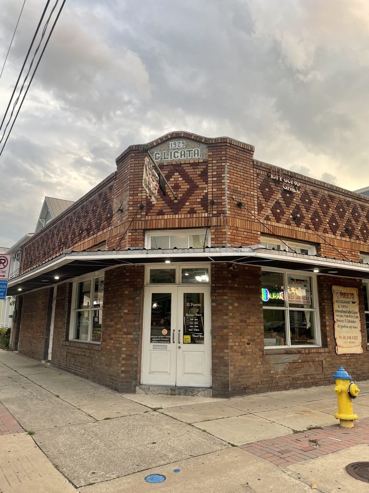 El Puerto Restaurant & Grill
