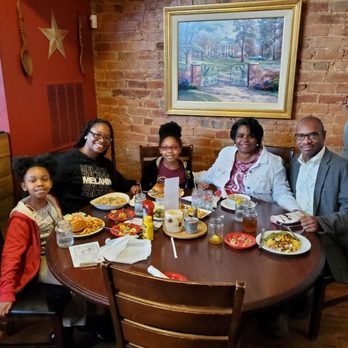 Southern On Main - Family at dinner - Southern Near Me - Elkin, North Carolina