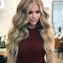 Love Heyden - Chelsea Naylor is a blonde specialist and co creator of Love Heyden. She is wearing 2 rows of extensions