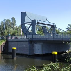Klappbrücke über den östlichen Bahnhofskanal