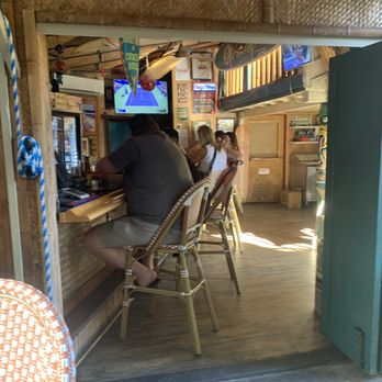 Arnold's Beach Bar & Grill - Dive Bars Near Me - Honolulu, Hawaii