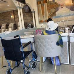Victoria Nail Spa - Bubbie getting her nails done.