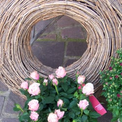 Gretener Blumen AG - Gut gebundener Kranz: Abgestorbenes Holz in schönster Poesie