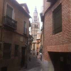 Hotel Eurico Santa Isabel, 3 - The street that the hotel is located and the view of the cathedral.