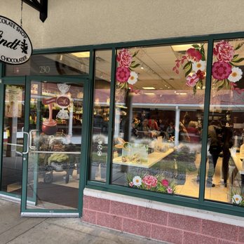 Lindt Chocolate Shop - Candy Stores Near Me - Clinton, Connecticut