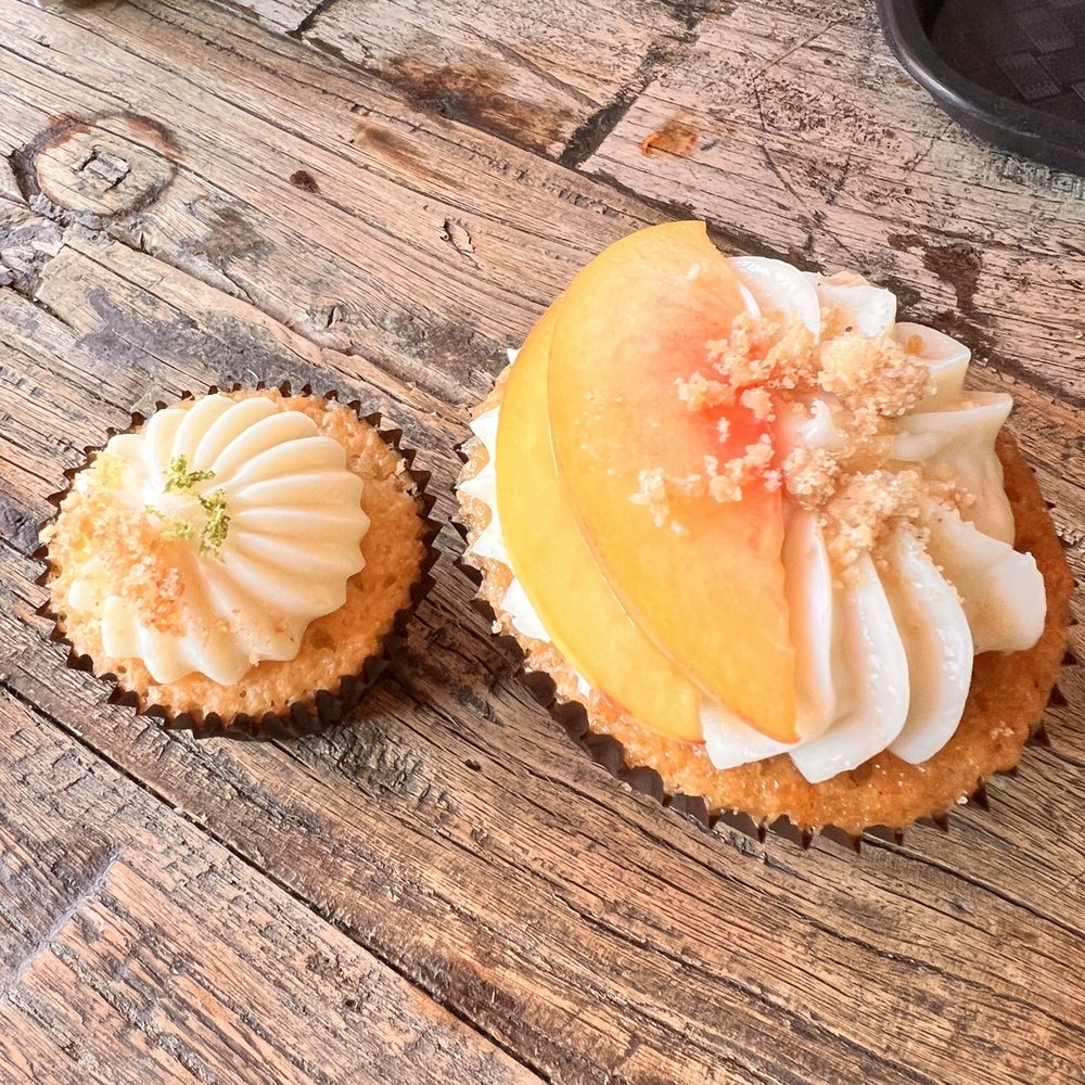 Cupcakin' Bake Shop - Key lime pie mini, peach cobbler full size - Cupcakes Near Me - Oakland, California Cupcakin' Bake Shop - Key lime pie mini, peach cobbler full size - Cupcakes Near Me - Oakland, California