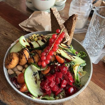 Velo Cafe - Mixed salad with falafel - Cafes Near Me - Interlaken, BE Velo Cafe - Mixed salad with falafel - Cafes Near Me - Interlaken, BE