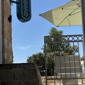 sweetgreen - Healthy Salads, Wraps, and Bowls - Outside - Salad Near Me - San Antonio, Texas sweetgreen - Healthy Salads, Wraps, and Bowls - Outside - Salad Near Me - San Antonio, Texas