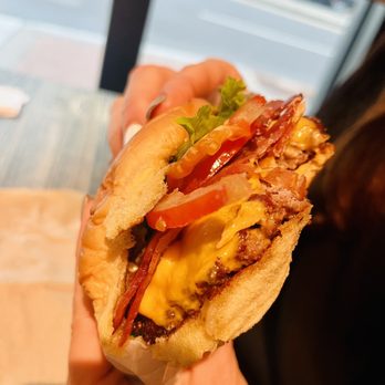 Shake Shack Canal Place - Single shake shack burger - Fast Food Near Me - New Orleans, Louisiana Shake Shack Canal Place - Single shake shack burger - Fast Food Near Me - New Orleans, Louisiana