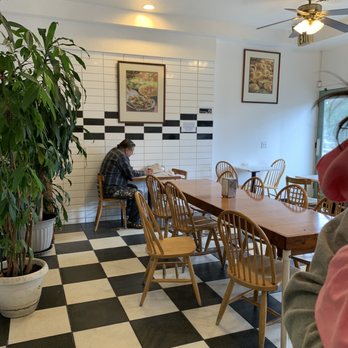 Main Street Bagels - Inside, eating area. - Bagels Near Me - San Leandro, California
