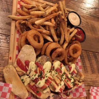 Notre-Bœuf-de-Grâce - Manage à trois (onion rings, fries, potato skins) - Burgers Near Me - Montreal, Quebec