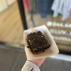 Luxe Bar - Vanilla bar dipped in milk chocolate with peanuts on one side and Oreo on another, caramel drizzle on top