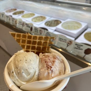 Jeni’s Splendid Ice Creams - honey vanilla bean, sugar plum - Ice Cream & Frozen Yogurt Near Me - Naperville, Illinois
