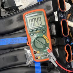 Suenos Azules Marine Surveying and Consulting - Resistance testing of a wire harness on the Mercury Verado V8 outboard engine.