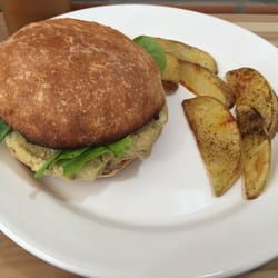 Market Salad - Hambúrguer vegetariano de grão-de-bico, acompanha batata rústica assada.