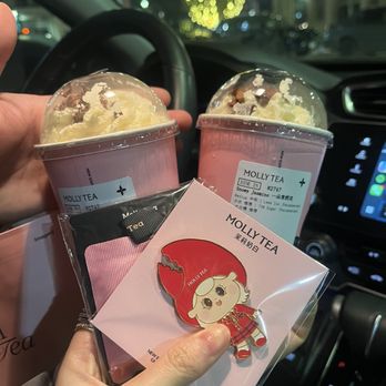 Molly Tea - Snowy Peach Oolong (Left) Snowy Jasmine (Right) - Bubble Tea Near Me - Boston, Massachusetts Molly Tea - Snowy Peach Oolong (Left) Snowy Jasmine (Right) - Bubble Tea Near Me - Boston, Massachusetts