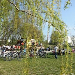 Donaublick Imbiss - Blick von der Wiese auf den Donaublick